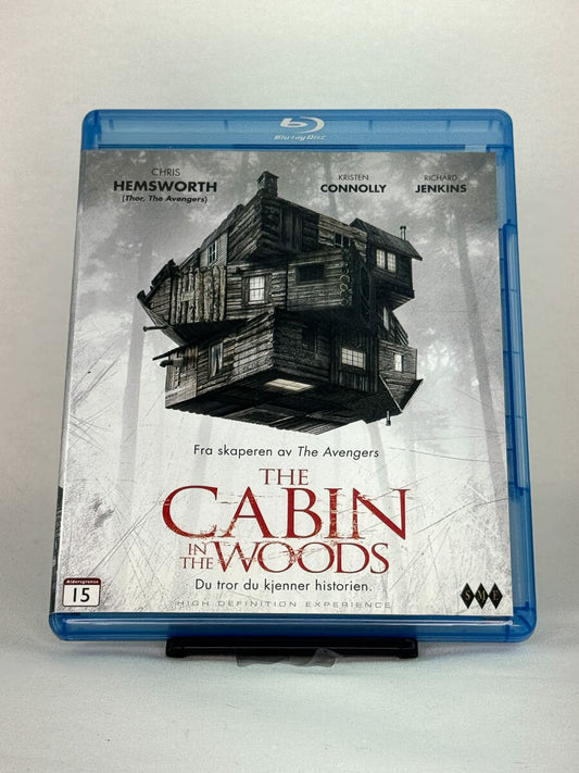 Forside av Blu-ray-cover til The Cabin in the Woods – brukt skrekkfilm på DVD og Blu-ray fra Brukbar Film
