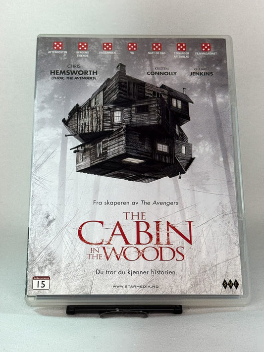 Forside av Blu-ray-cover til The Cabin in the Woods – brukt skrekkfilm på DVD og Blu-ray fra Brukbar Film