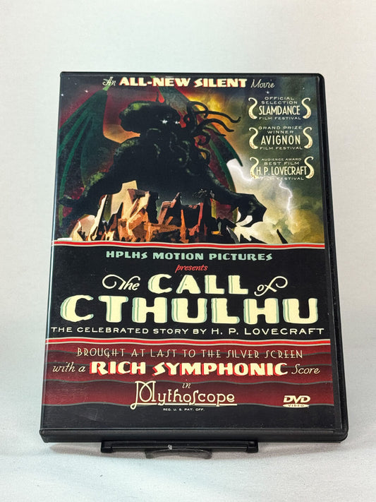 Forside av DVD-cover til The Call of Cthulhu – stumfilmversjon av H.P. Lovecrafts klassiske novelle, laget i Mythoscope-stil, brukt DVD hos Brukbar Film.