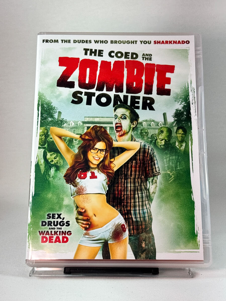 Forside av cover til The Coed and the Zombie Stoner, bruktfilm på DVD hos Brukbar Film