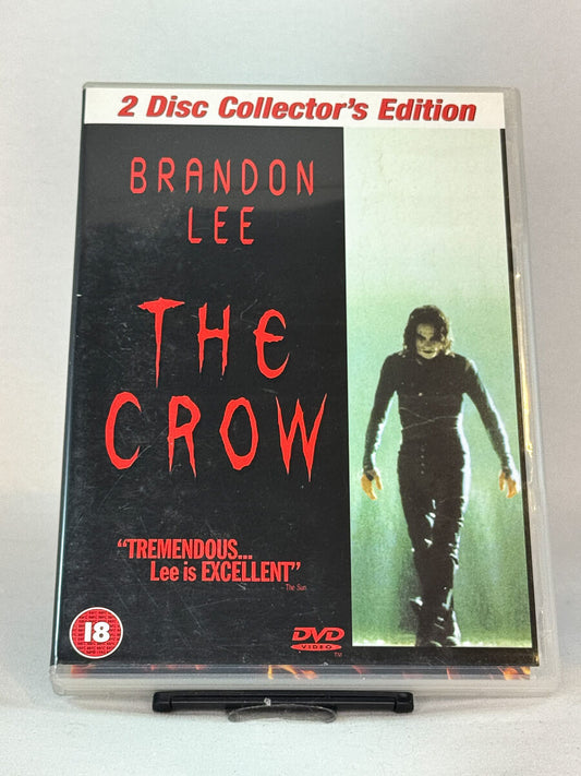 Forside av DVD-cover til The Crow med Brandon Lee – mørk kultklassiker der hevn og gotisk atmosfære møtes i en stilfull actionfortelling, brukt film på DVD hos Brukbar Film.