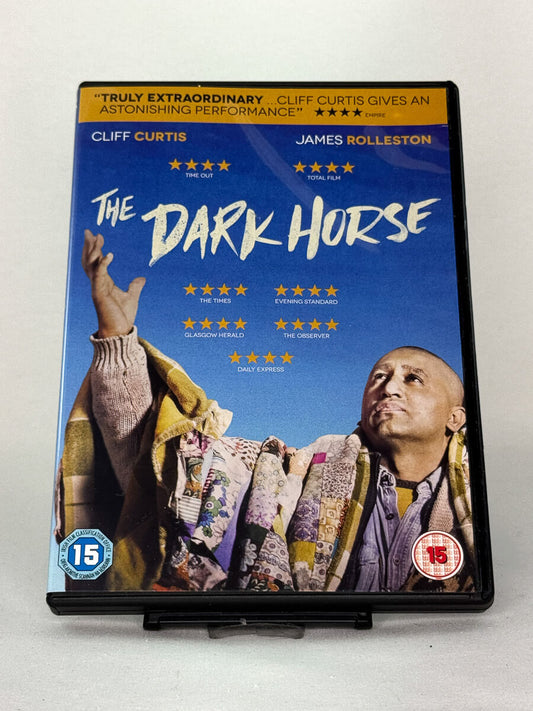 Forside av DVD-cover til The Dark Horse – inspirerende drama med Cliff Curtis som sjakkspiller i kamp mot egne demoner, brukt DVD hos Brukbar Film.