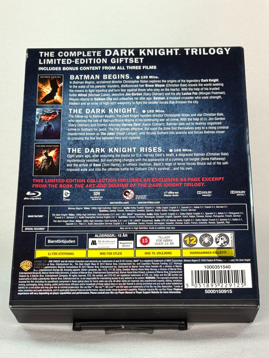 Blu-ray-cover-bakside til trilogien The Dark Knight Trilogy – Brukt Blu-ray fra nettbutikken Brukbar Film