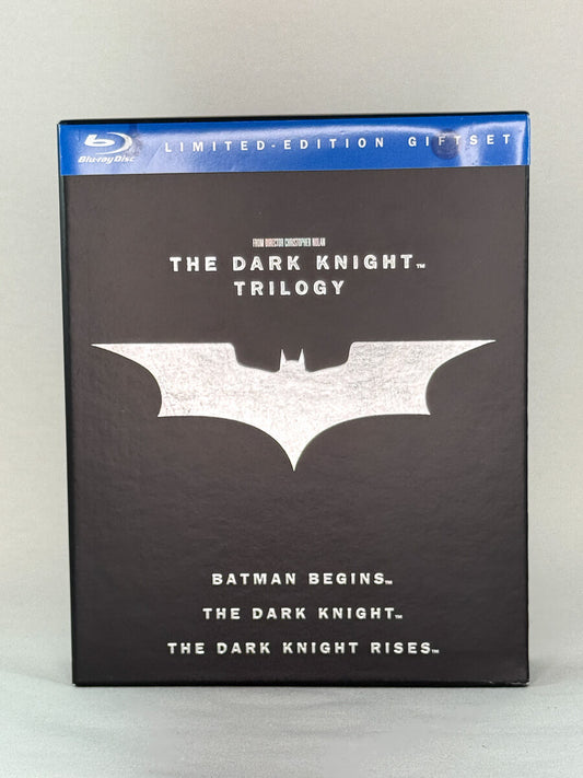 Blu-ray-cover-forside til trilogien The Dark Knight Trilogy – Brukt Blu-ray fra nettbutikken Brukbar Film