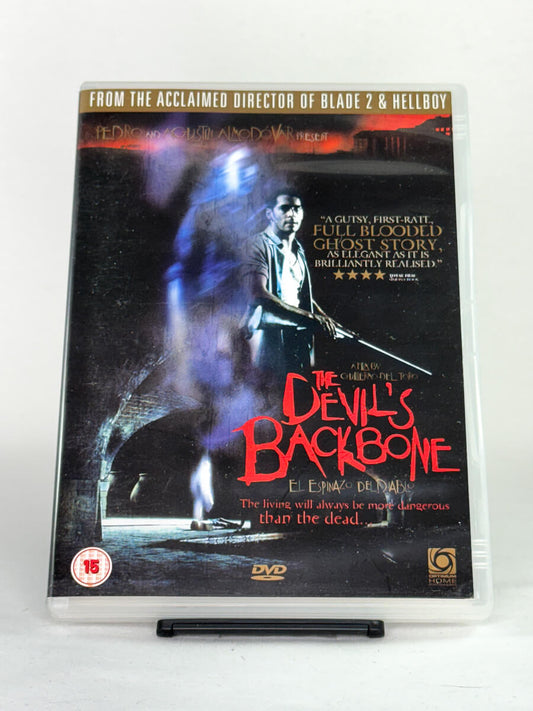 Forside av DVD-cover til The Devil’s Backbone (El espinazo del diablo) – gotisk spøkelseshistorie regissert av Guillermo del Toro, tilgjengelig hos Brukbar Film.