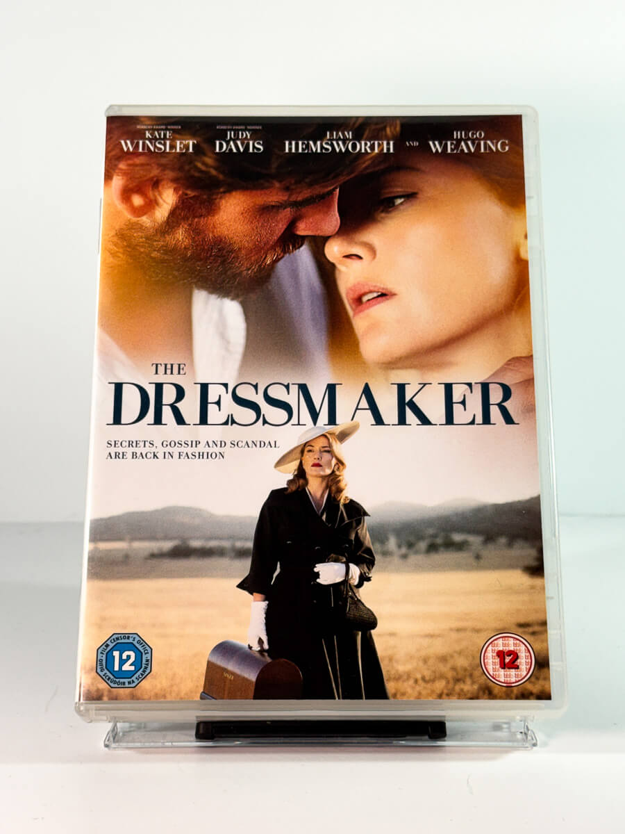 Forside av cover til the dressmaker, bruktfilm på DVD hos Brukbar Film