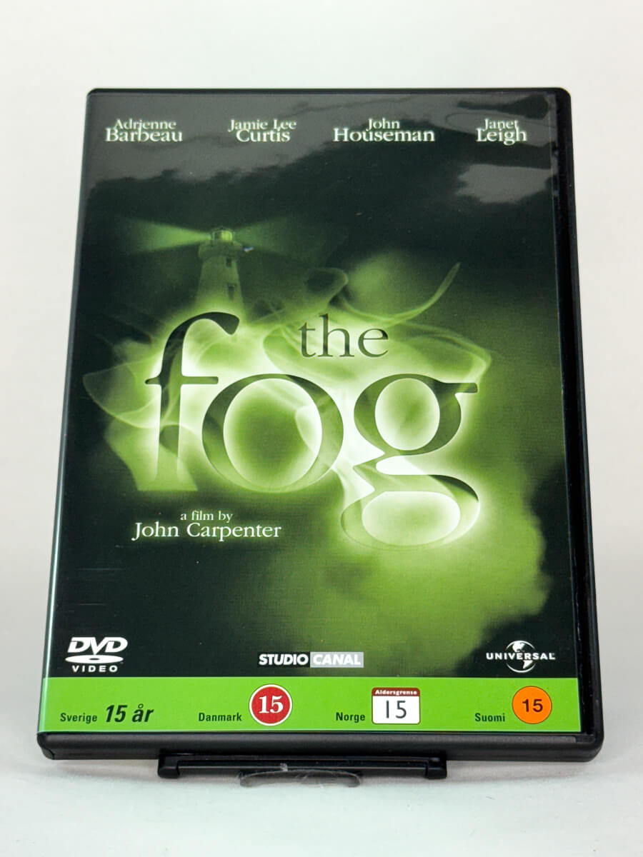 Forside av DVD-cover til The Fog – John Carpenters kultgrøsser med Jamie Lee Curtis og Adrienne Barbeau, brukt DVD hos Brukbar Film.