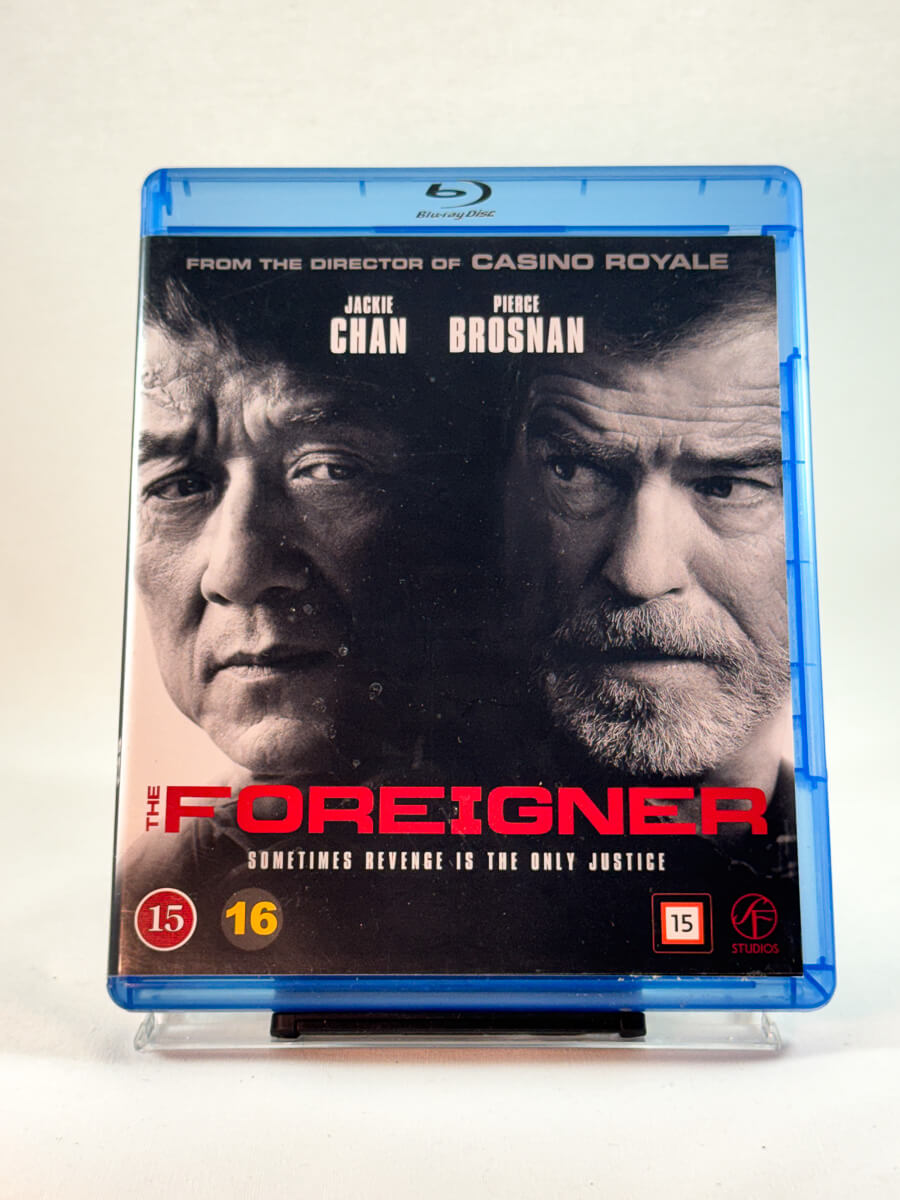 Forside av cover til The Foreigner, brukt Blu-ray hos Brukbar Film