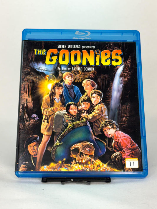 Forside av Blu-ray-cover til The Goonies – eventyrlig familiefilm produsert av Steven Spielberg og regissert av Richard Donner, brukt Blu-ray hos Brukbar Film.