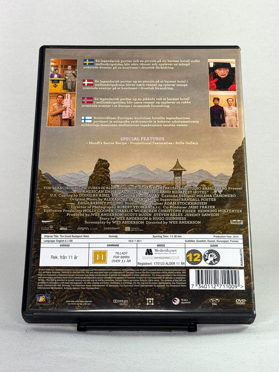 DVD-cover-bakside til filmen The Grand Budapest Hotel – Brukt DVD fra nettbutikken Brukbar Film