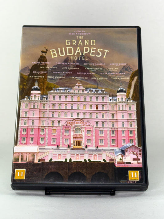 DVD-cover-forside til filmen The Grand Budapest Hotel – Brukt DVD fra nettbutikken Brukbar Film