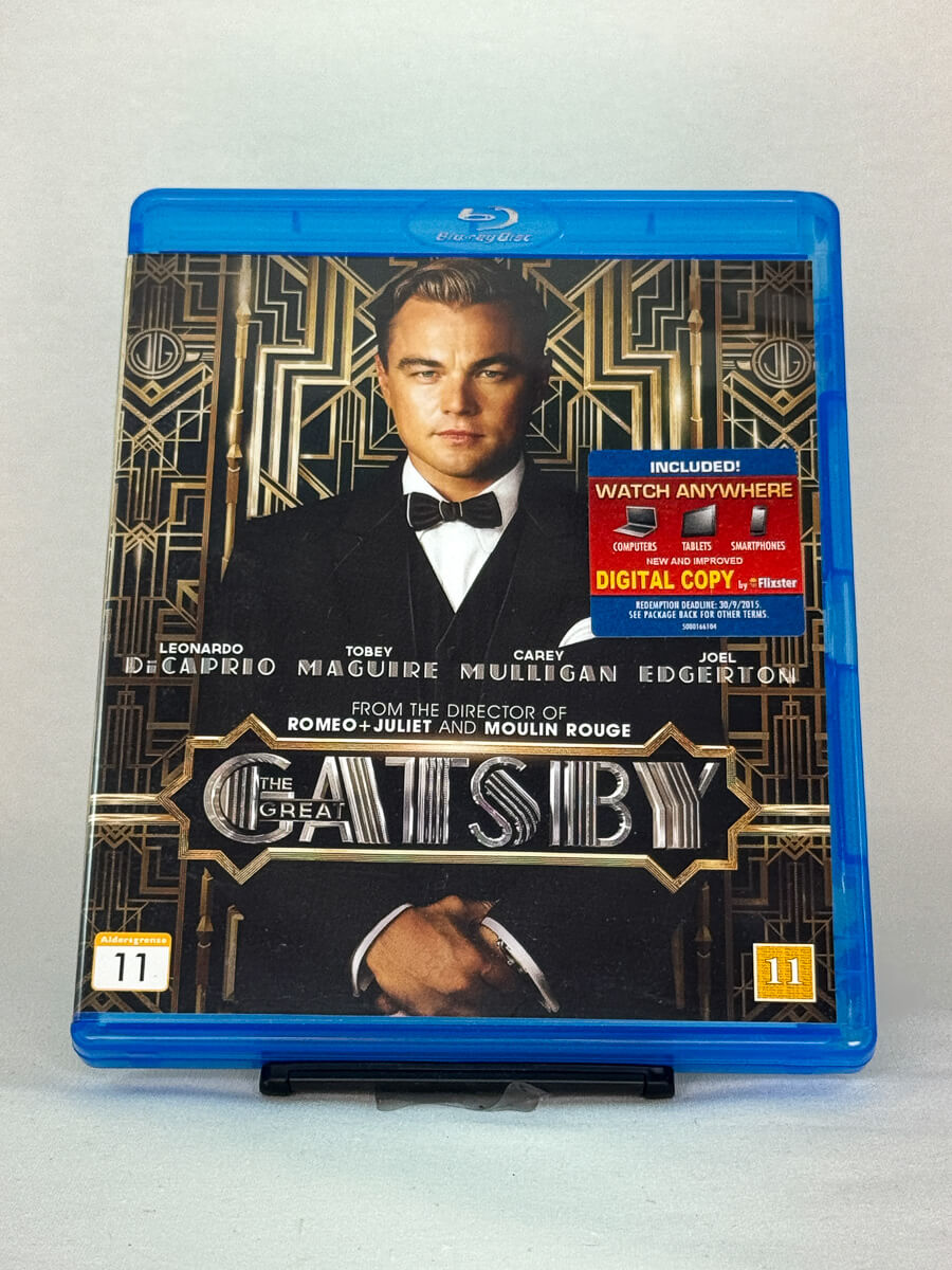Forside av Blu-ray-cover til The Great Gatsby – storslått filmatisering av F. Scott Fitzgeralds klassiker med Leonardo DiCaprio i hovedrollen, brukt film hos Brukbar Film.