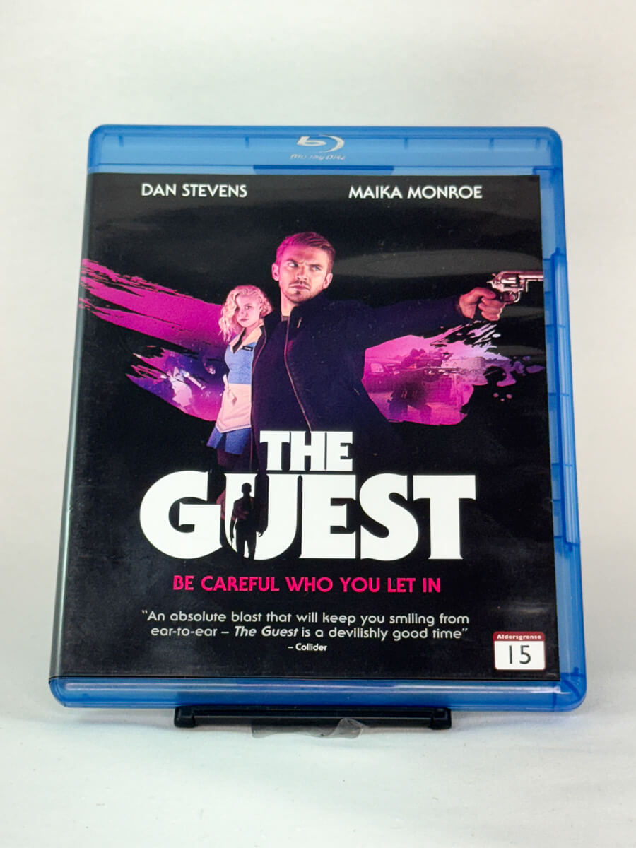 Forside av Blu-ray-cover til The Guest med Dan Stevens – intens thriller fra skaperne av You’re Next, brukt Blu-ray tilgjengelig hos Brukbar Film.