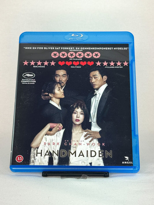 Forside av Blu-ray-cover til The Handmaiden – sensuell og elegant thriller regissert av Park Chan-wook, inspirert av romanen Fingersmith, brukt Blu-ray hos Brukbar Film.