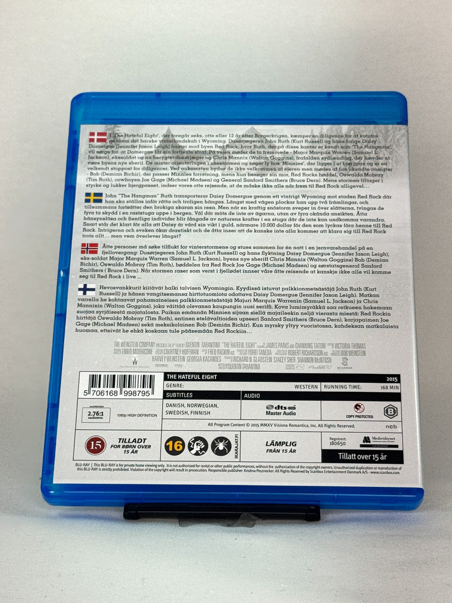 Bakside av Blu-ray-cover til The Hateful Eight – snødekt hevnfortelling med stjernespekket rolleliste og klassisk Tarantino-dialog, brukt Blu-ray-utgave hos Brukbar Film.