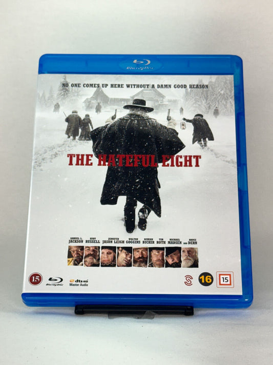 Forside av Blu-ray-cover til The Hateful Eight – brutal westernthriller skrevet og regissert av Quentin Tarantino, med Samuel L. Jackson og Kurt Russell, brukt Blu-ray hos Brukbar Film.