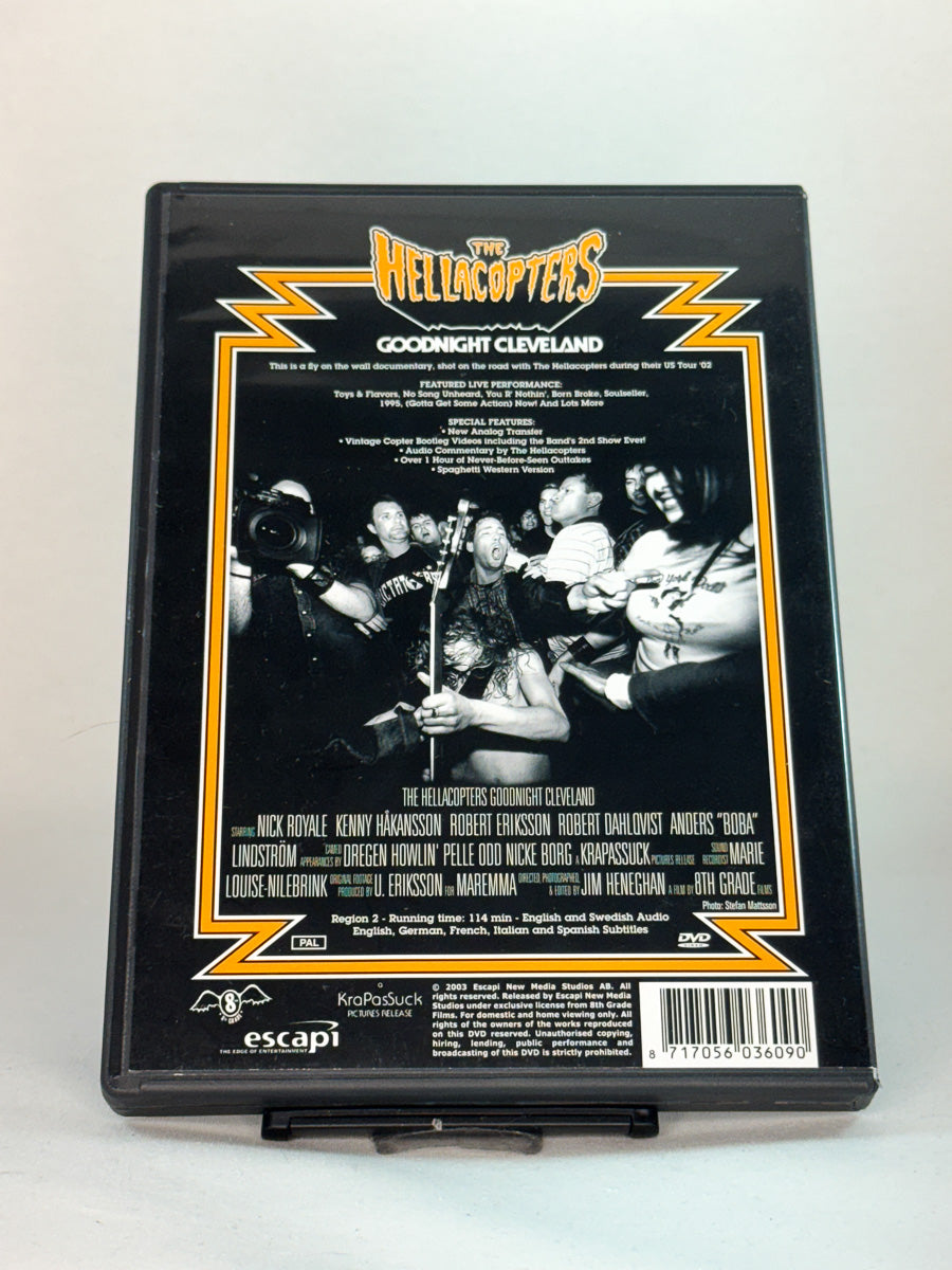 Bakside av DVD-cover til The Hellacopters – Goodnight Cleveland med informasjon om regissør og produksjon, original brukt musikkdokumentar-DVD hos Brukbar Film.