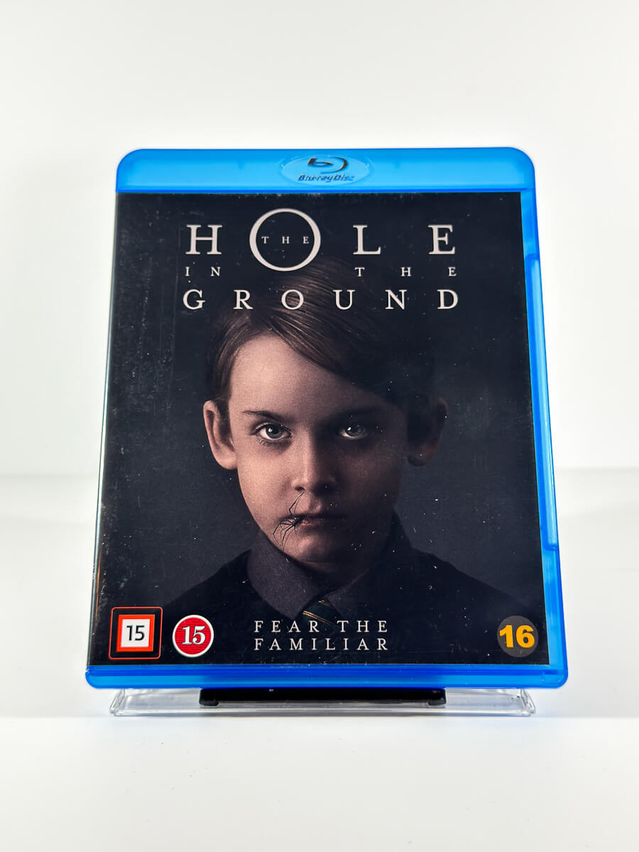 Forside av cover til The Hole in the Ground på Blu-ray