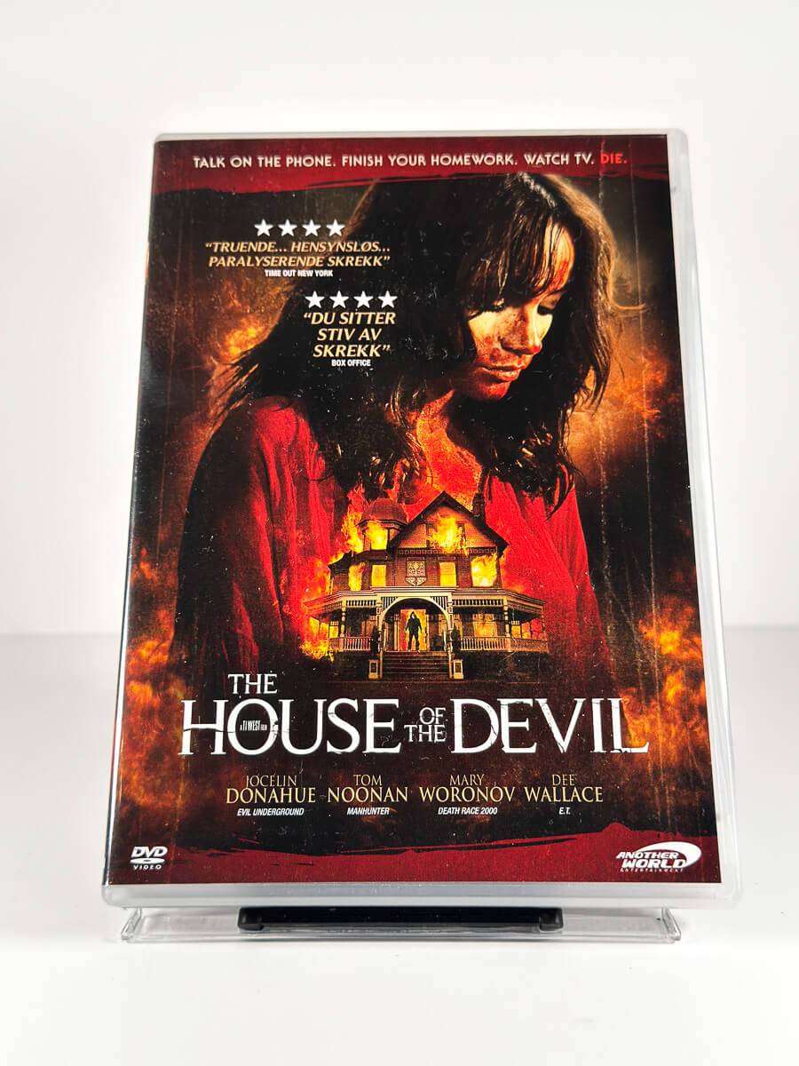 Forside av cover til The House of the Devil på DVD