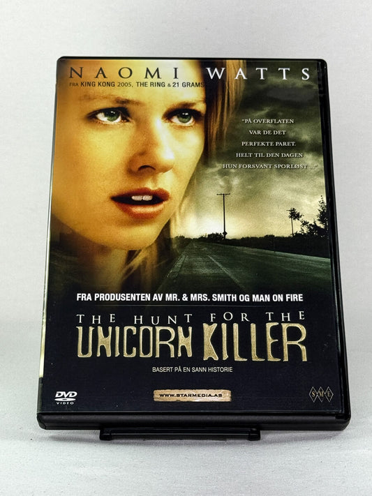 Forside av DVD-cover til The Hunt for the Unicorn Killer med Naomi Watts – thriller basert på en sann historie – brukt DVD-film tilgjengelig hos Brukbar Film.
