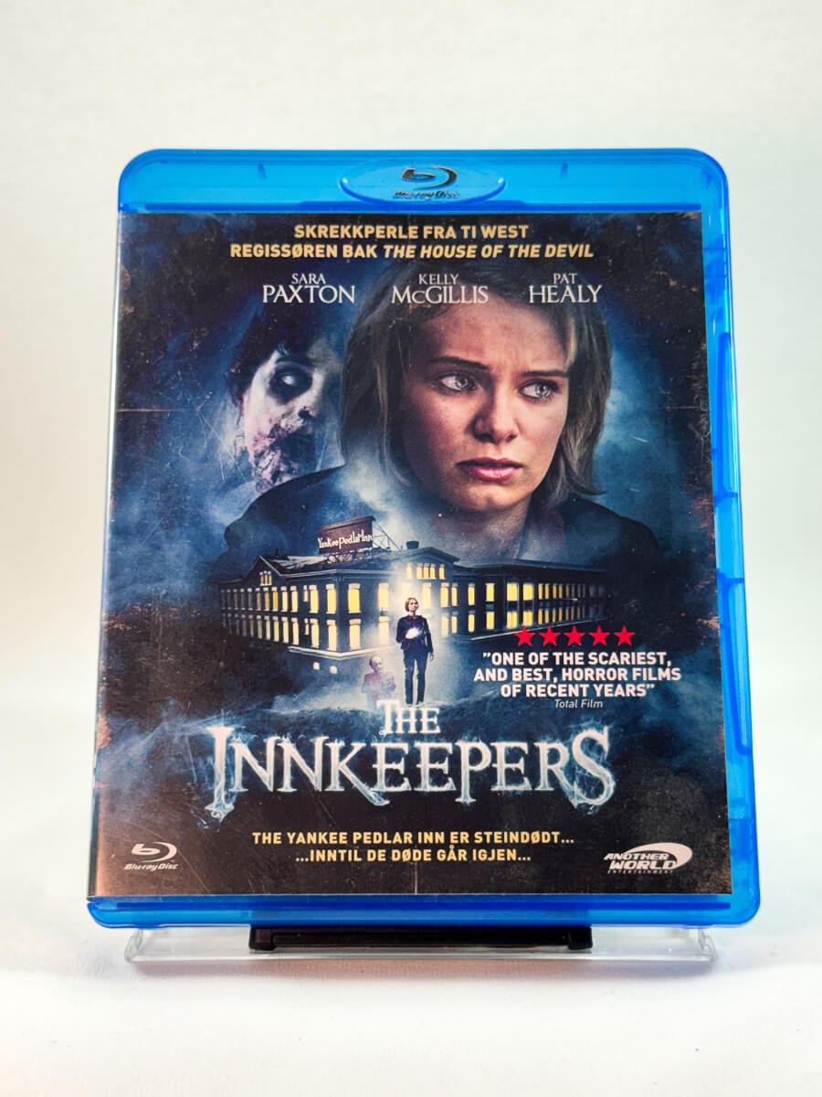 Forside av cover til The Innkeepers, brukt Blu-ray film hos nettbutikken Brukbar Film