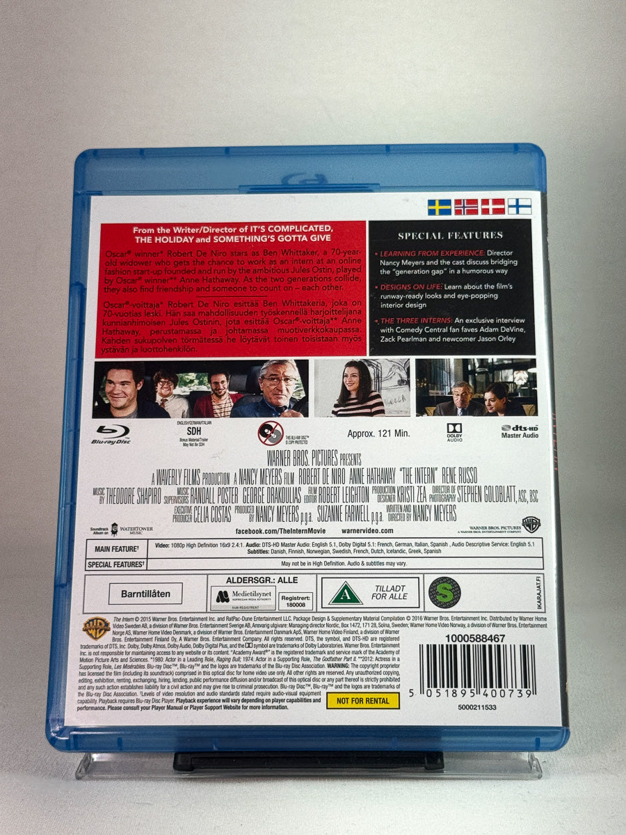 Bakside av Blu-ray-cover til The Intern – varm og inspirerende historie om arbeid, vennskap og generasjoner, Blu-ray hos Brukbar Film.
