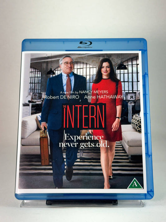 Forside av Blu-ray-cover til The Intern – komedie med Robert De Niro og Anne Hathaway, regissert av Nancy Meyers, brukt film hos Brukbar Film.