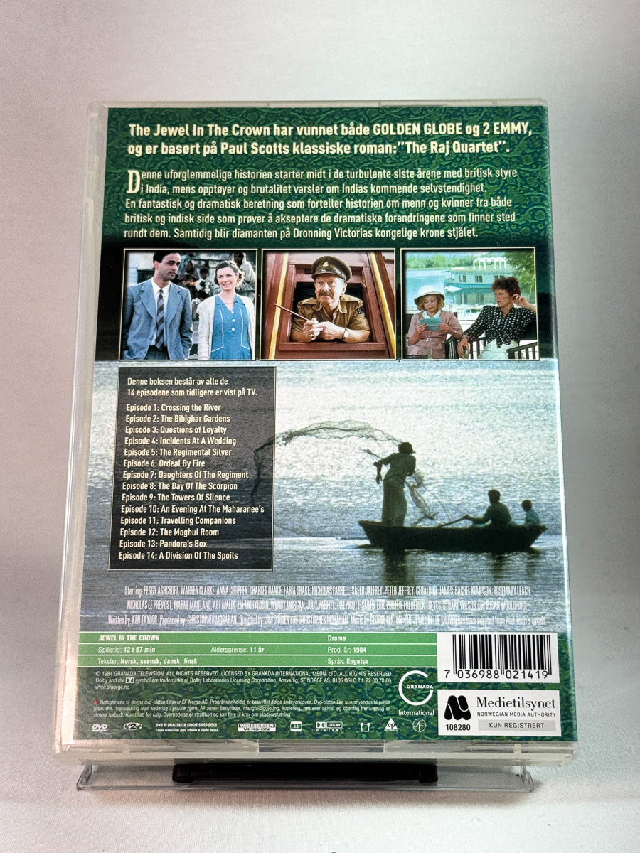 Bakside av cover til The Jewel in the Crown, brukt original DVD hos Brukbar Film