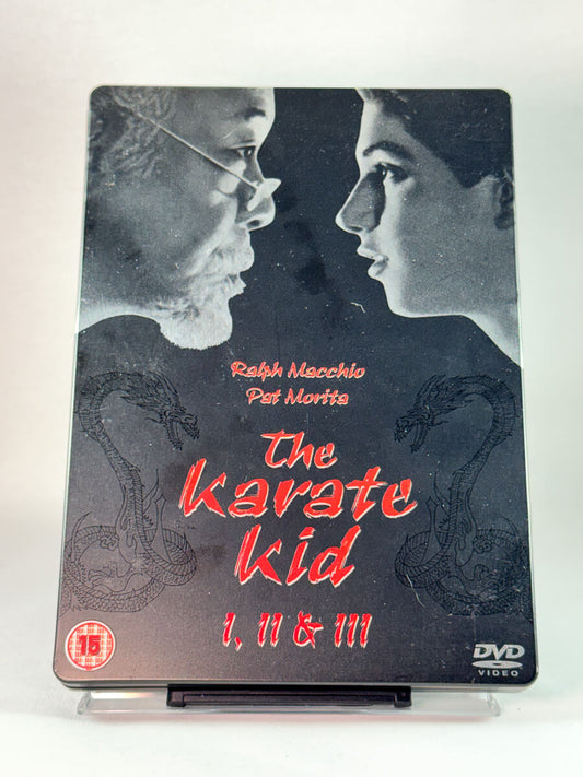 Forside av DVD-cover til The Karate Kid 1, II & III, klassisk kampsportserie i samleboks, brukt DVD hos Brukbar Film