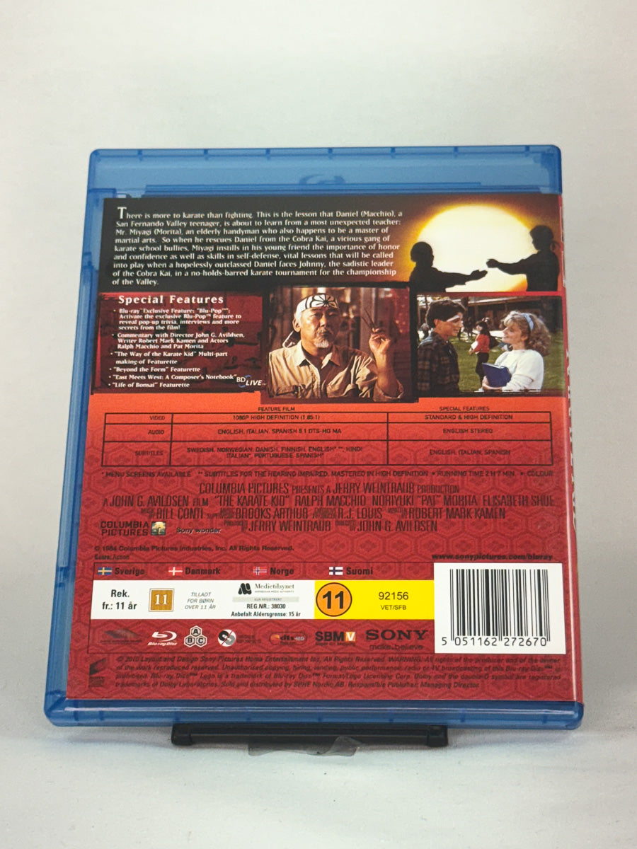 Bakside av Blu-ray-cover for The Karate Kid – filmomtale, teknisk info og bonusoversikt, brukt film hos Brukbar Film.