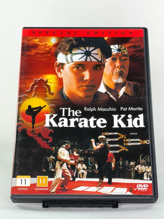 Forside av DVD-cover til The Karate Kid – original karateklassiker med Ralph Macchio, brukt film hos Brukbar Film