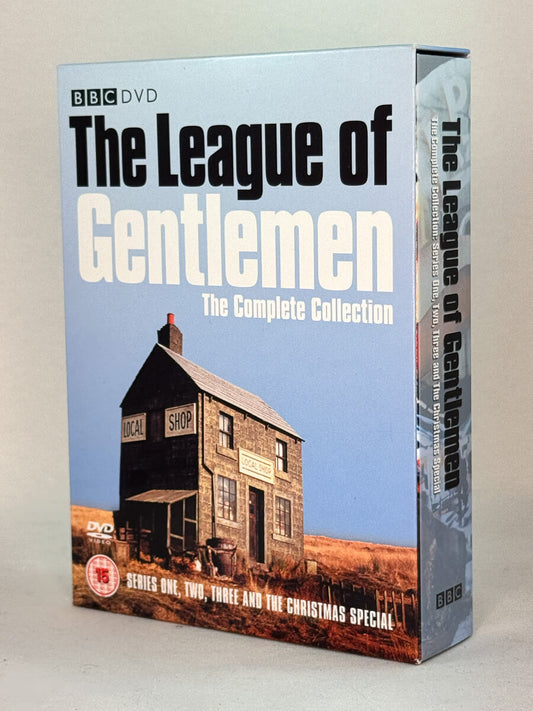 Forside av DVD-cover til The League of Gentlemen: The Complete Collection – britisk kultserie fra BBC med mørk humor og sær preg, komplett samleboks på brukt DVD hos Brukbar Film.
