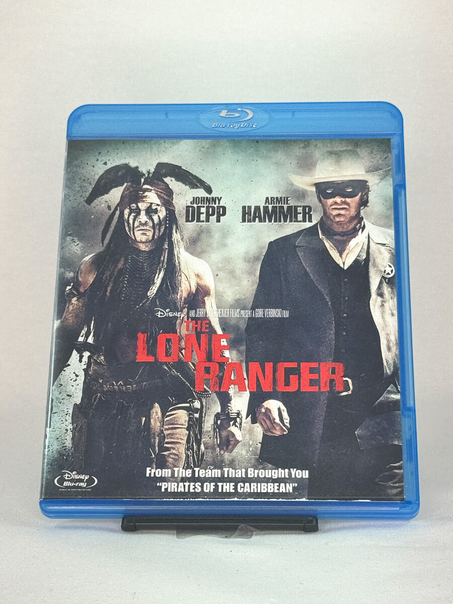 Forside av Blu-ray-cover til The Lone Ranger med Johnny Depp og Armie Hammer – Disney-eventyr fra regissøren av Pirates of the Caribbean, brukt Blu-ray hos Brukbar Film.