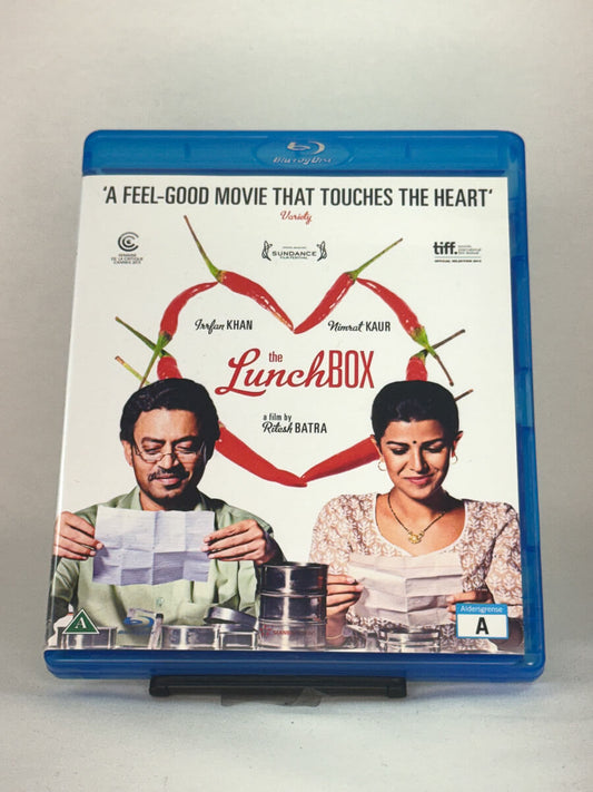 Forside av Blu-ray-cover til The Lunchbox – indisk drama om uventet vennskap og menneskelig nærhet med Irrfan Khan og Nimrat Kaur, brukt Blu-ray hos Brukbar Film.