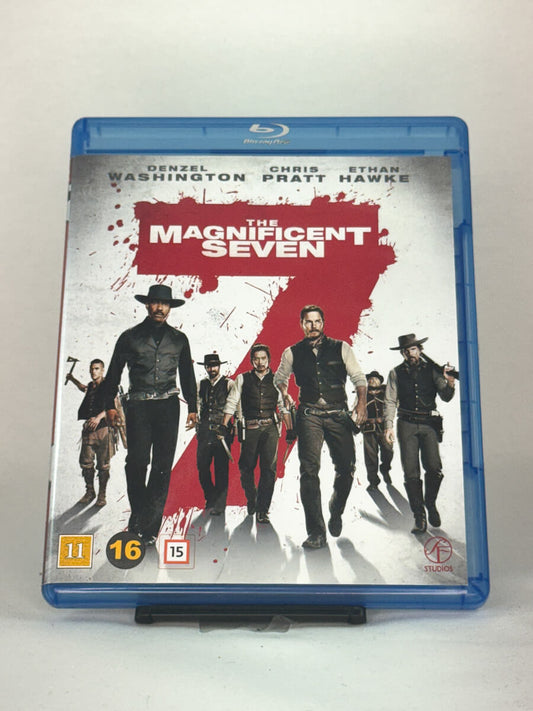 Forside av Blu-ray-cover til The Magnificent Seven med Denzel Washington og Chris Pratt – moderne westernaction på brukt Blu-ray hos Brukbar Film.