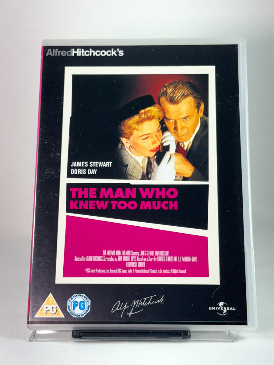 Forside av DVD-cover til The Man Who Knew Too Much – James Stewart og Doris Day i klassisk Hitchcock-spenning, brukt film hos Brukbar Film.