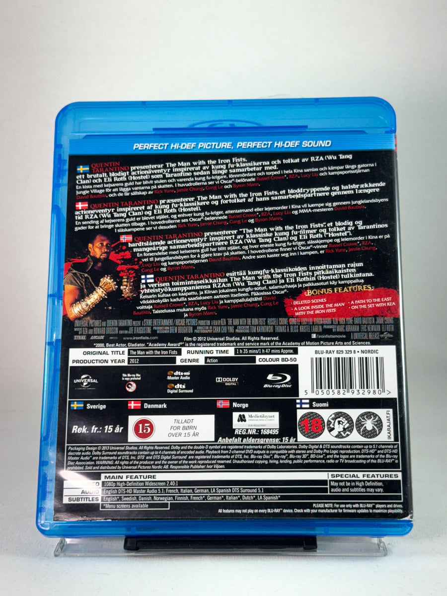 Bakside av Blu-ray-cover til The Man with the Iron Fists – blodig og stilsikker kampsportfilm med RZA, Lucy Liu og Russell Crowe, Blu-ray hos Brukbar Film.