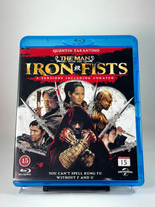 Forside av Blu-ray-cover til The Man with the Iron Fists – eksplosiv kung fu-action produsert av Quentin Tarantino, brukt film hos Brukbar Film.