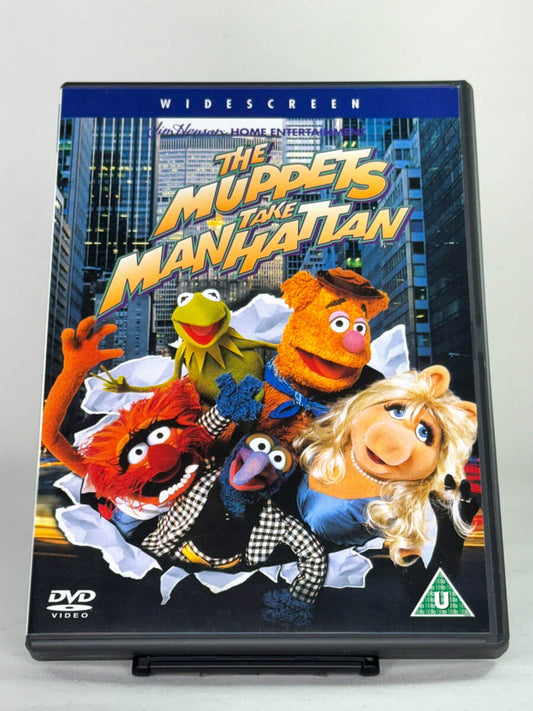 Forside av brukt DVD-film The Muppets Take Manhattan – original familie- og komedieklassiker på DVD, kjøp brukte filmer hos Brukbar Film