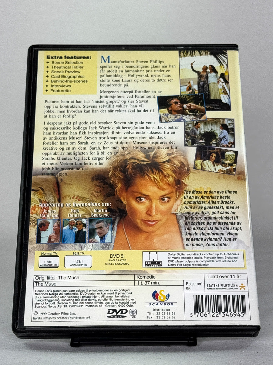 Bakside av DVD-coveret til The Muse – komedie med rolleliste, synopsis og spesifikasjoner, brukt DVD fra Brukbar Film