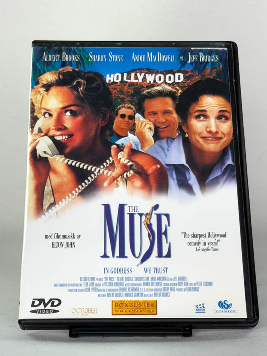 Forside av The Muse – Hollywood-komedie med Sharon Stone og Albert Brooks, brukt DVD fra Brukbar Film
