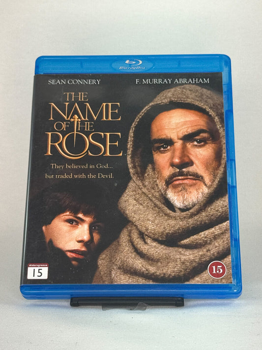 Forside av Blu-ray-cover til The Name of the Rose med Sean Connery og F. Murray Abraham – mørkt middelaldermysterium basert på Umberto Ecos roman, tilgjengelig hos Brukbar Film.