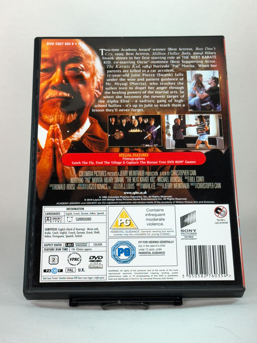 Bakside av DVD-cover for The Next Karate Kid – brukt originalfilm på DVD med ekstramateriale, tilgjengelig hos Brukbar Film