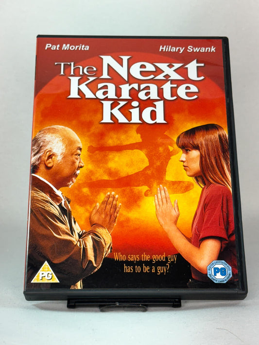 Forside av DVD-cover til The Next Karate Kid – brukt film på DVD med Pat Morita og Hilary Swank, kjøp originale brukte filmer hos Brukbar Film