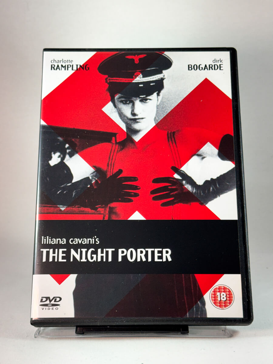 Forside av cover til The Night Porter, bruktfilm hos nettbutikken Brukbar Film