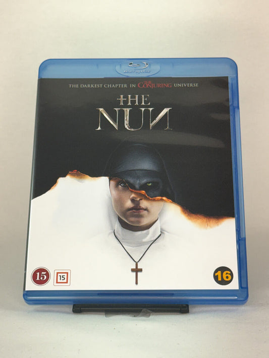 Forside av Blu-ray-cover til The Nun – skrekkfilm fra The Conjuring-universet, brukt Blu-ray hos Brukbar Film.