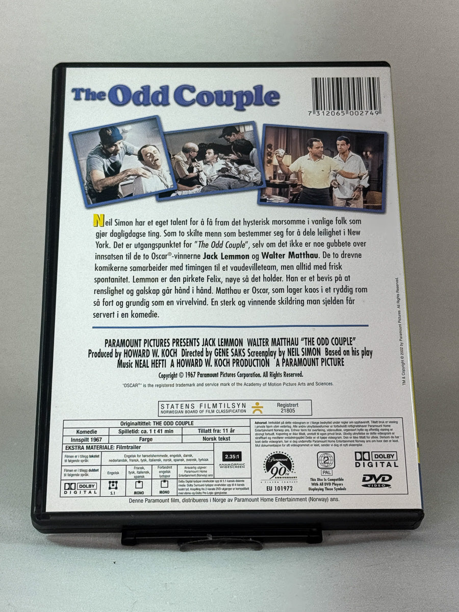 Bakside av DVD-cover til The Odd Couple – regissert av Gene Saks, skrevet av Neil Simon, original brukt DVD-utgave tilgjengelig hos Brukbar Film.