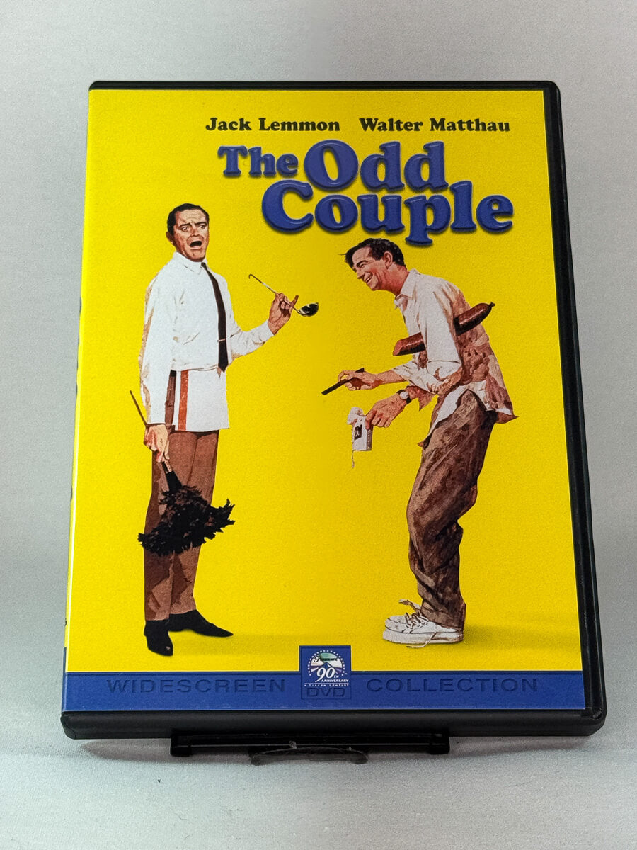 Forside av DVD-cover til The Odd Couple med Jack Lemmon og Walter Matthau – klassisk komedie om to umake romkamerater, brukt DVD hos Brukbar Film.