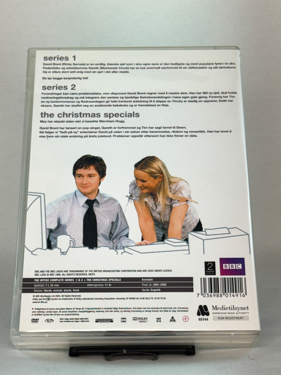 Bakside av DVD-cover til The Office: Complete Series One & Two + Christmas Specials – original BBC-serie med Gervais som David Brent, inkluderer julespesialer, brukt DVD hos Brukbar Film.