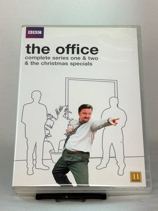 Forside av DVD-cover til The Office: Complete Series One & Two + Christmas Specials – britisk komedieklassiker skapt av Ricky Gervais og Stephen Merchant, komplett samling på brukt DVD hos Brukbar Film.